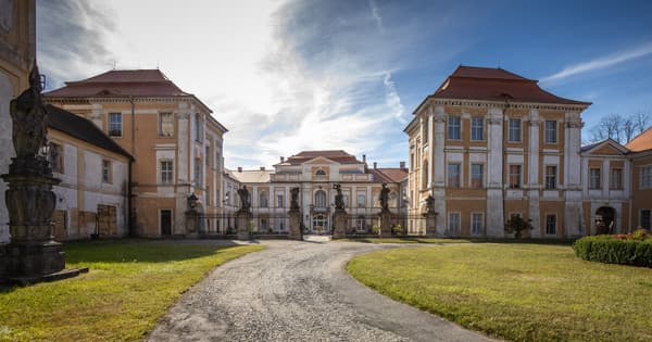 Výstava divadelních kostýmů na zámku Duchcov