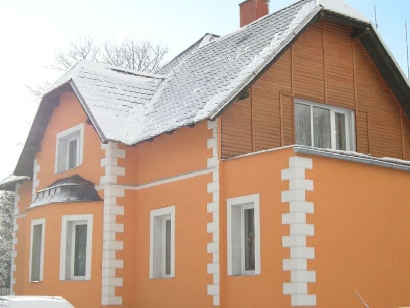Pohled na penzion v zimě