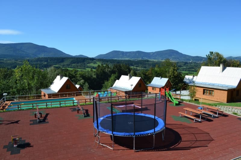 dětské hřiště pod terasou restaurace