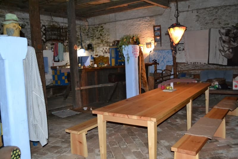 Letní kuchyně s barem v uzavřeným dvoře.