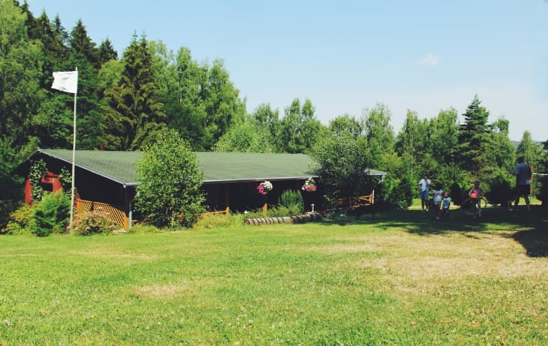 Hlavní budova s občerstvením a letní terasou