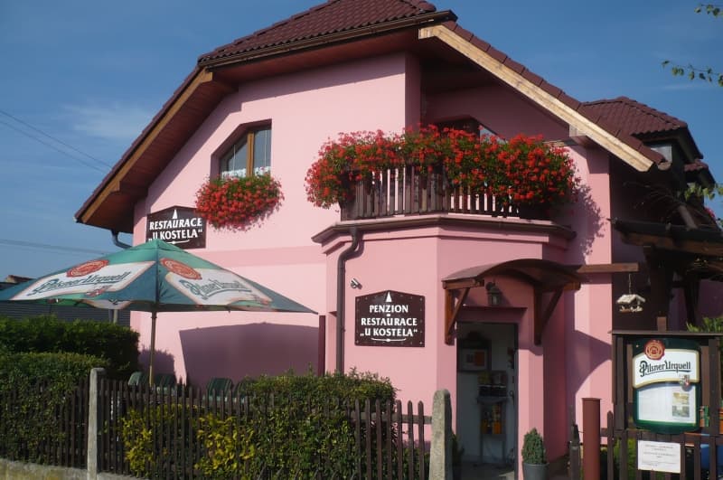 Vchod do restaurace a penzionu