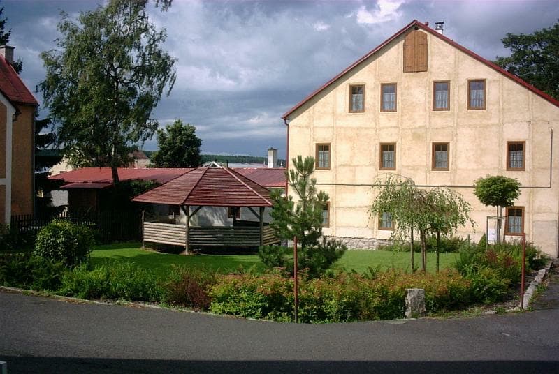 Altánek s ohništěm a zahrada