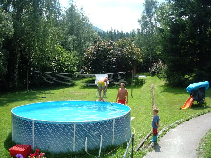 V létě bazén oaza