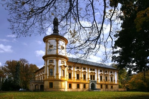 Linhartovský zámek