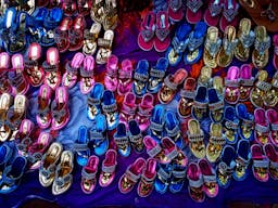 Seznamte se s nejmódnějšími barvami dámských sandálů pro léto 2021