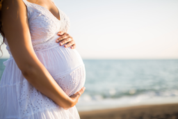 Plánujete cestovat i v těhotenství? Do kdy si můžete sjednat cestovní pojištění a co všechno v případě komplikací uhradí?