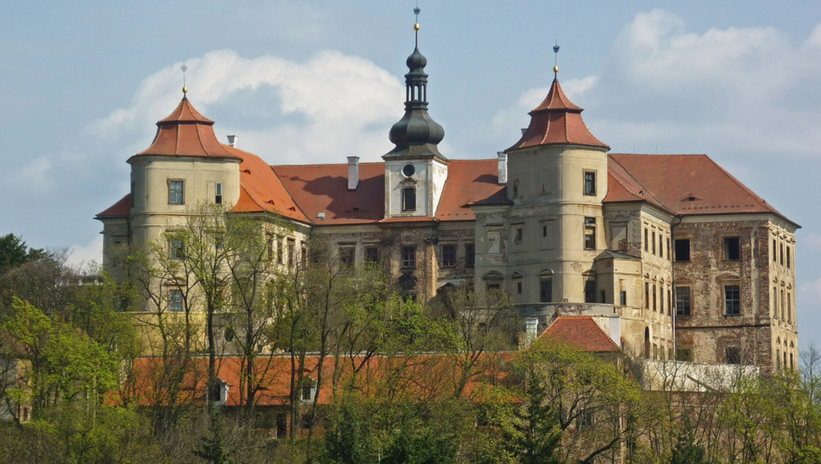 Zámek Jezeří: Tajemný zámek nad krajinou Krušných hor