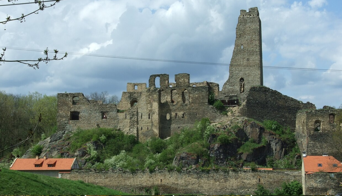 Zřícenina Okoř: Hrad ukrytý mezi lesy