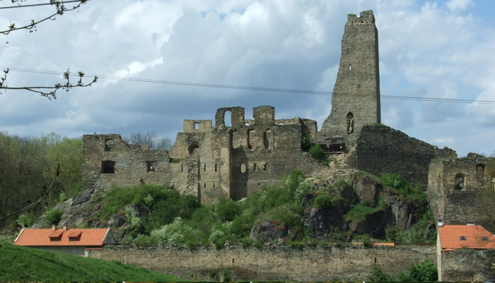 Zřícenina Okoř: Hrad ukrytý mezi lesy
